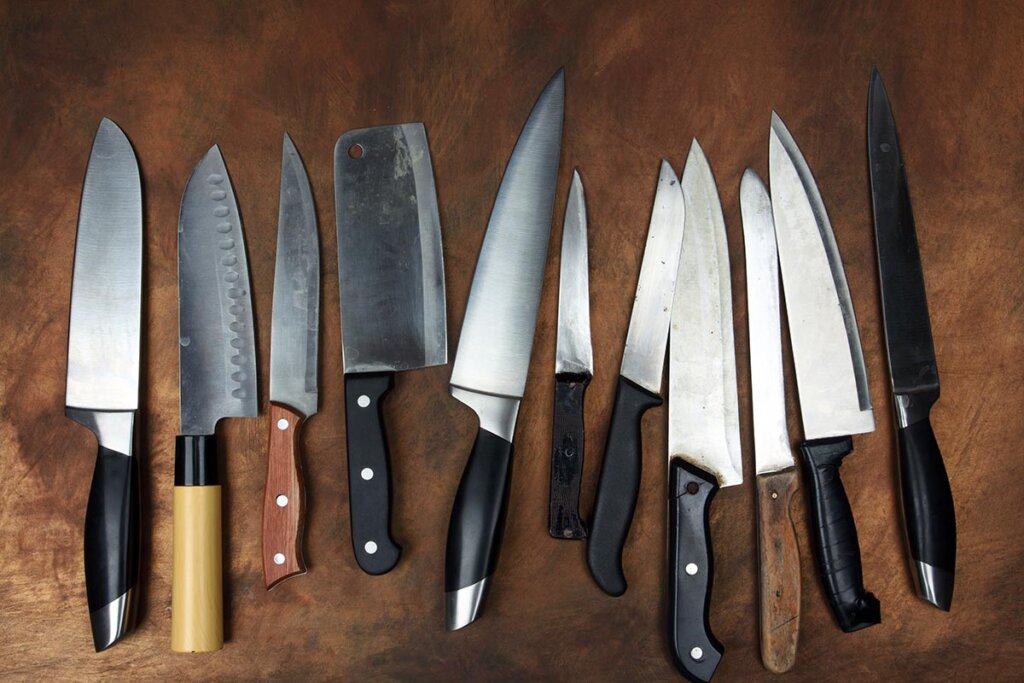 rangee_de_couteaux_sur_comptoir_en_bois