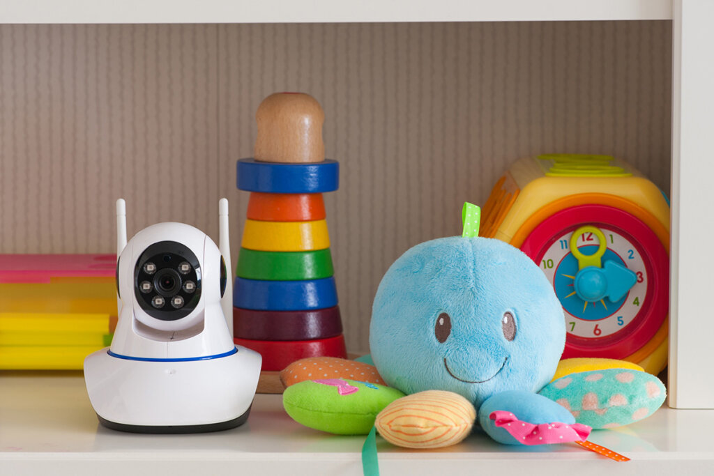 Caméra du babyphone sur une étagère avec des jouets