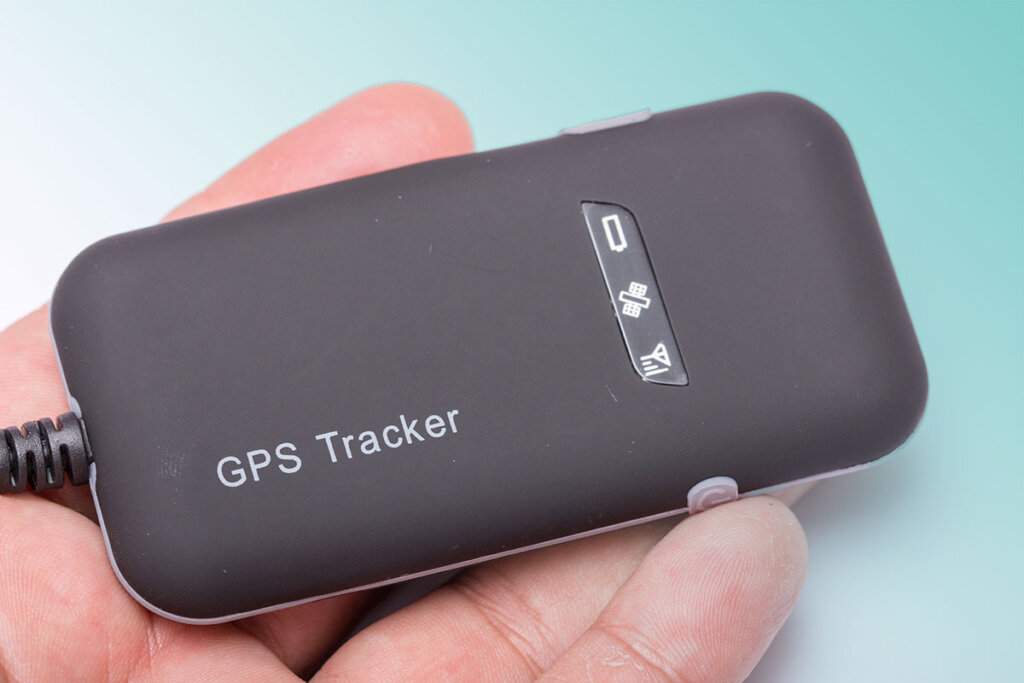 Traceur GPS en main