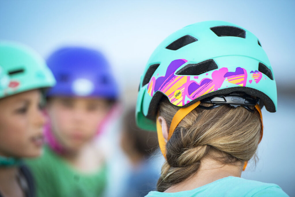 enfants avec casques vélo
