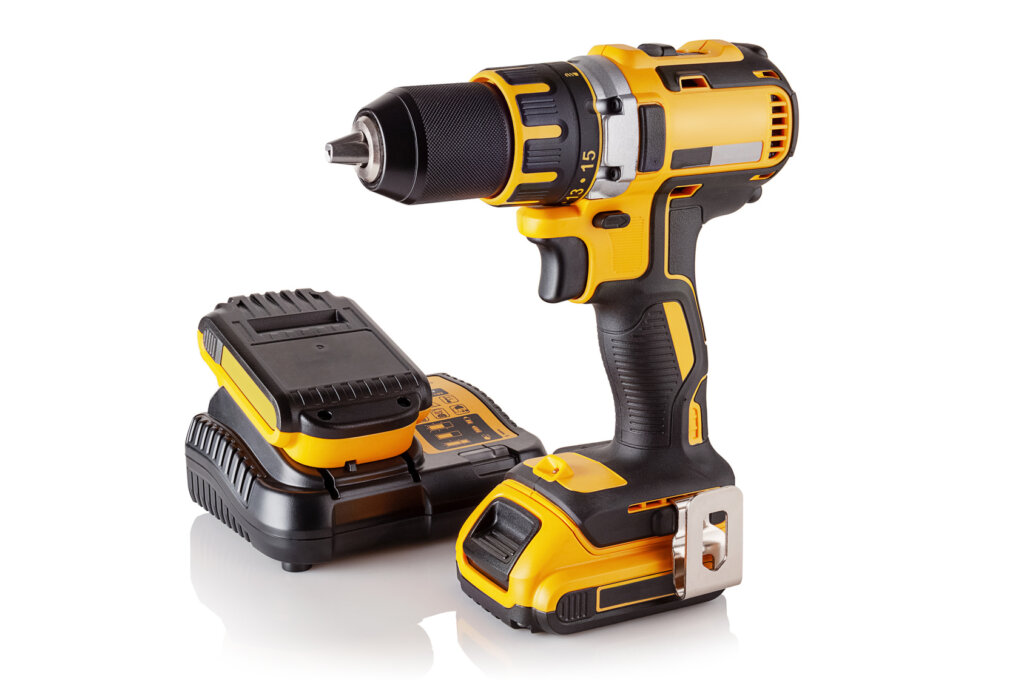 Une perceuse-visseuse sans fil jaune avec chargeur