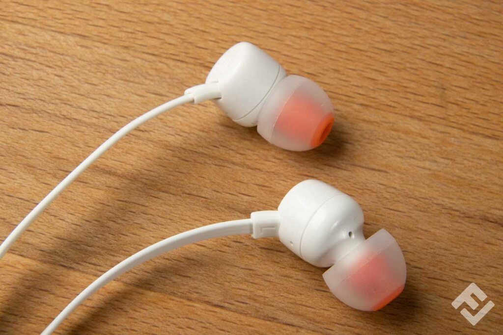 boucles d'oreilles sur la table