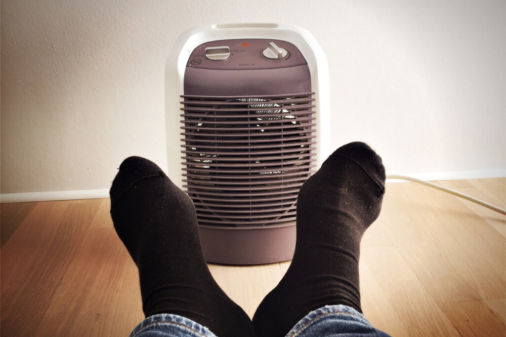 Chauffer les pieds devant un radiateur soufflant