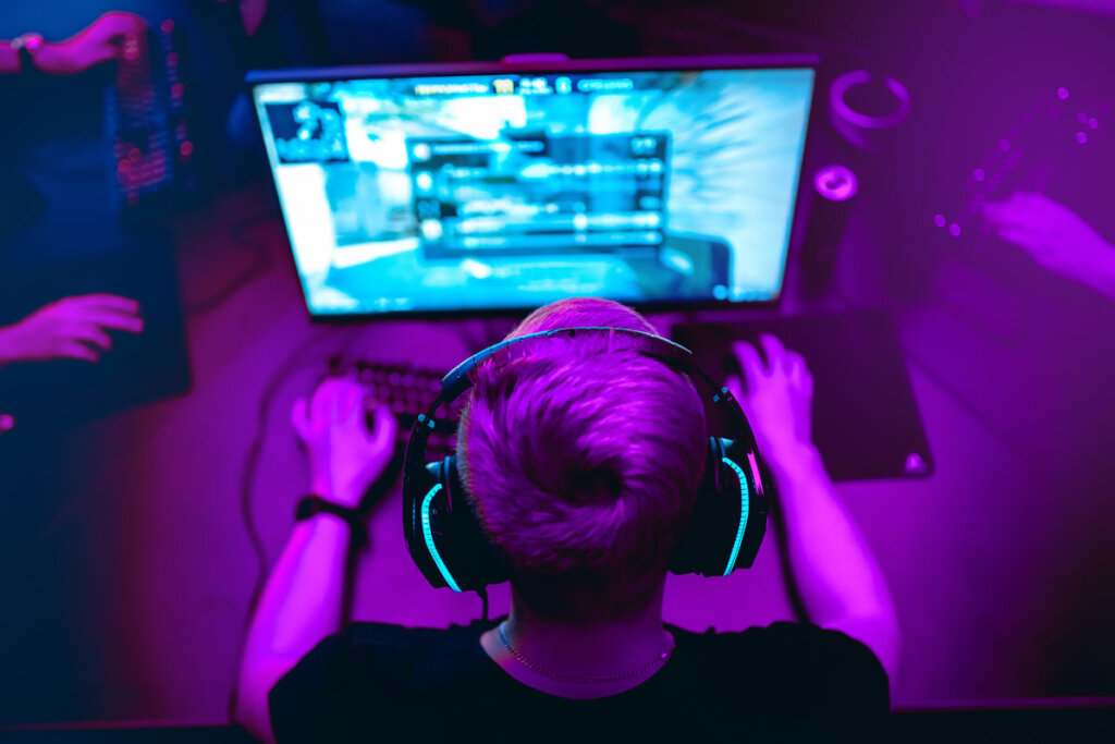 Un homme joue sur une configuration de jeu