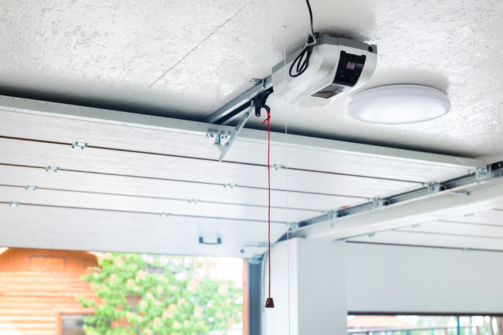 Ouvre-porte de garage avec porte ouverte