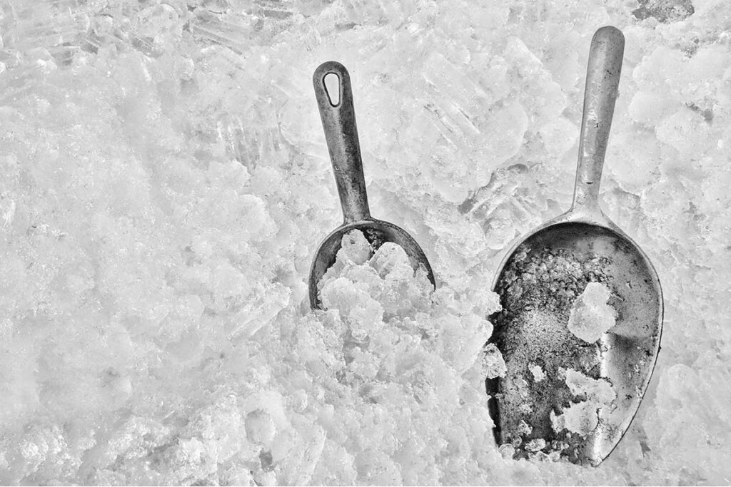 lots_of_ice_cubes_with_two_shovels