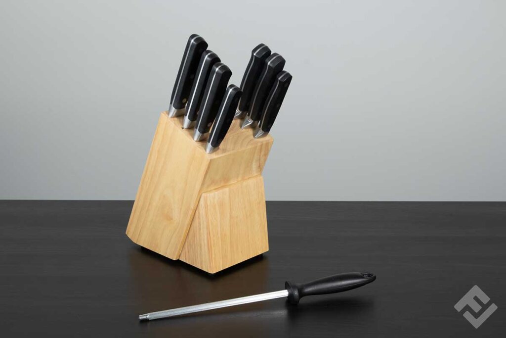fully_equipped_wooden_knife_block