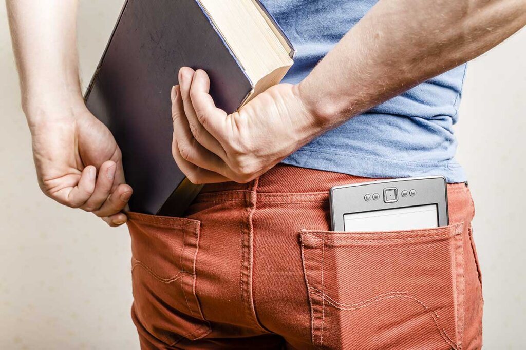 une liseuse et un livre dans chaque poche