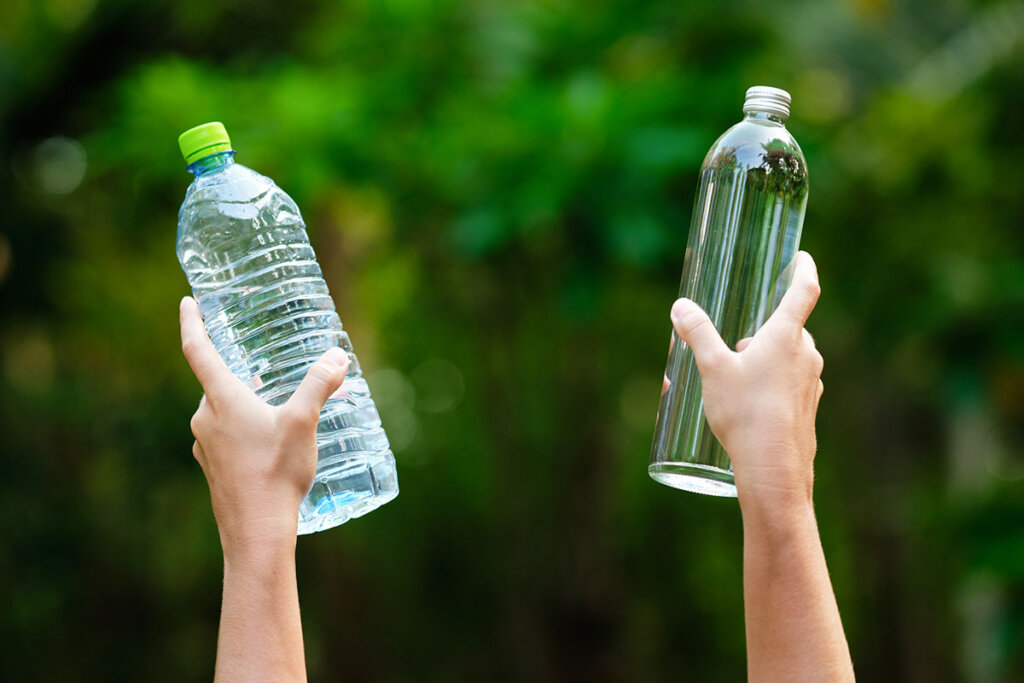 mains tiennent deux bouteilles en l'air