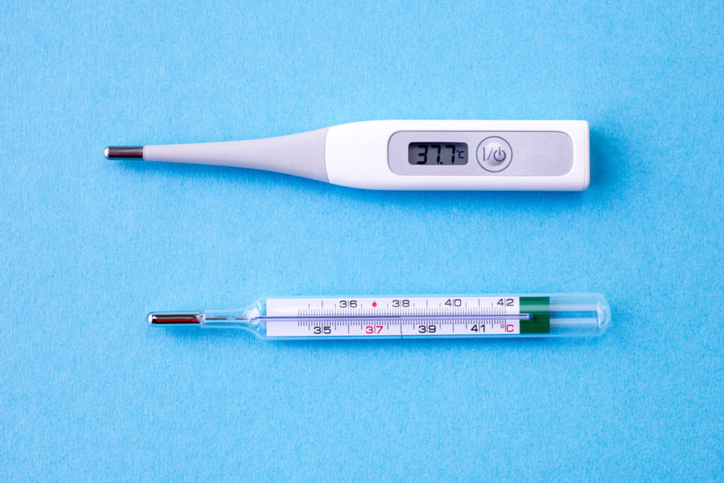 thermomètre numérique et analogique côte à côte