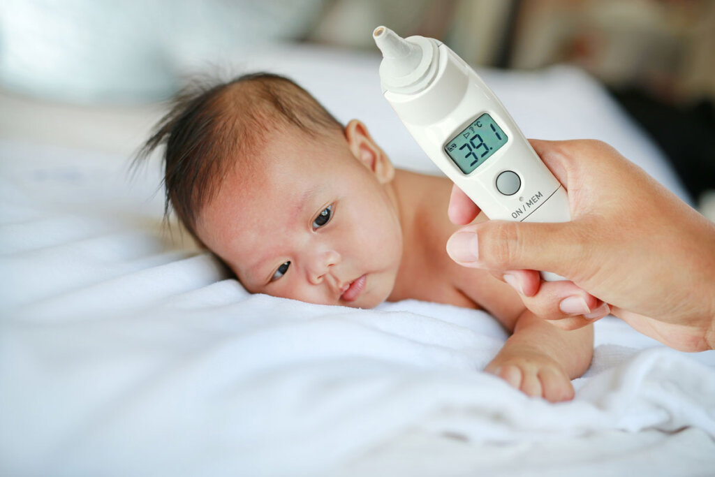 thermomètre auriculaire et bébé