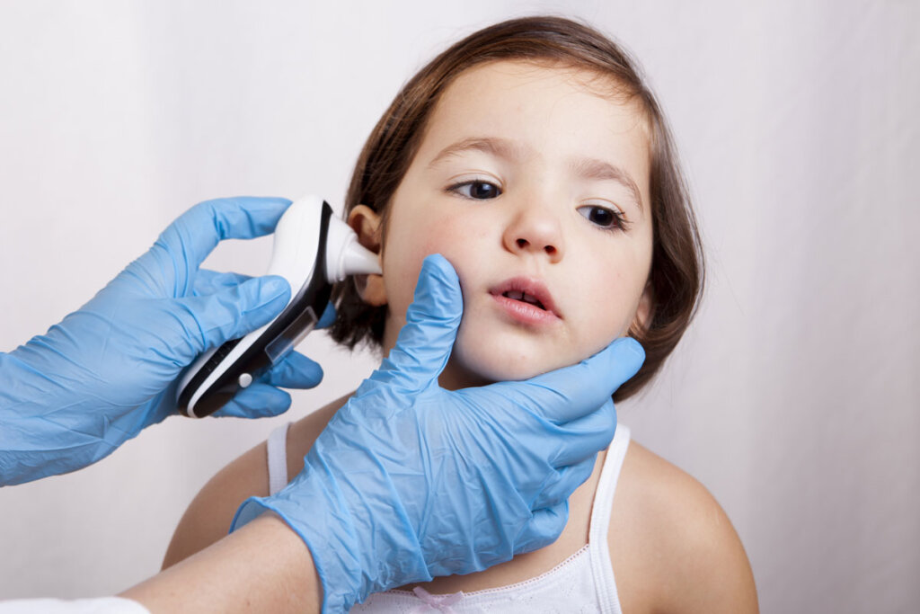 prise de température dans l'oreille d'un enfant