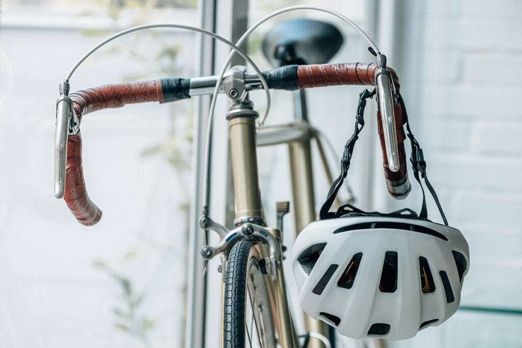 Casque de vélo au guidon d'un vélo de course