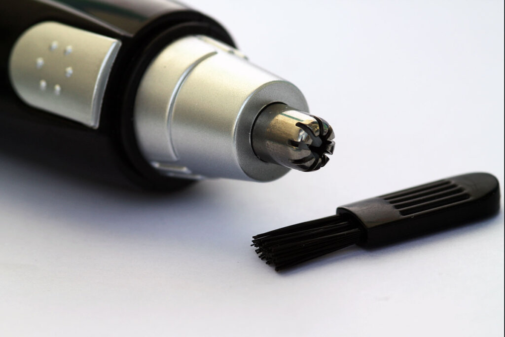 Tondeuse pour poils de nez avec pinceau de nettoyage