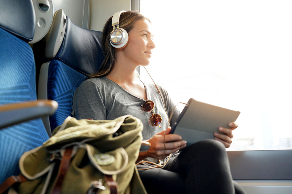 jeune femme assise dans le train et écoutant de la musique