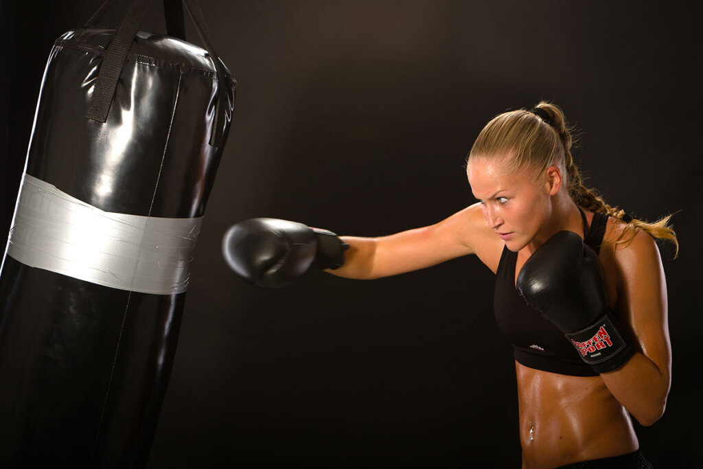 boxeuse_qui_frappe_sur_un_sac_de_frappe
