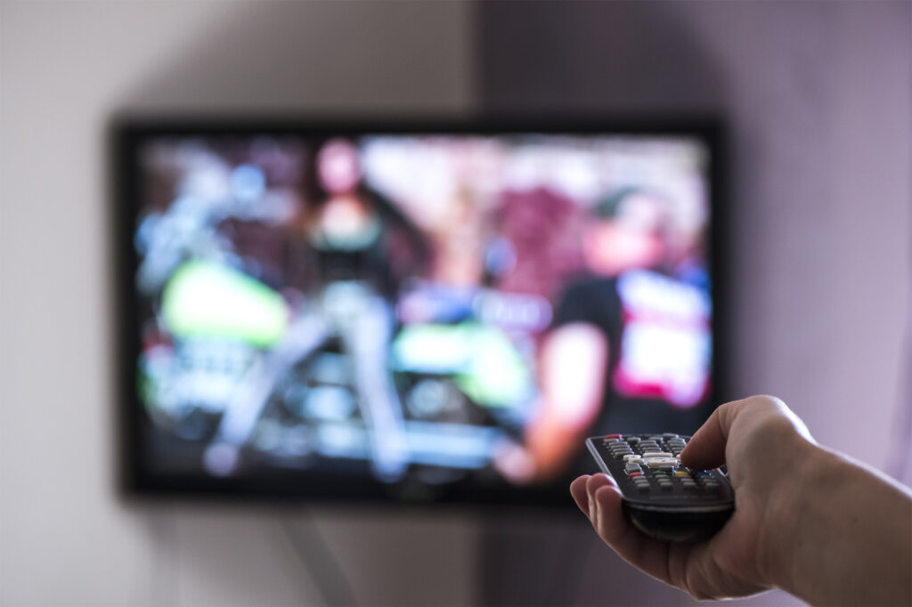personne tenant la télécommande