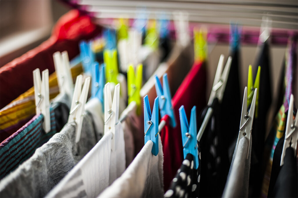 Vêtements suspendus avec pinces