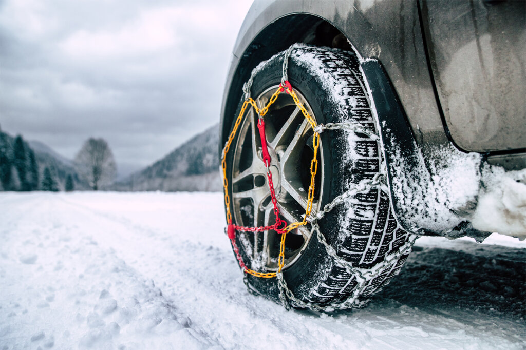 chaînes à neige sur les pneus de voiture