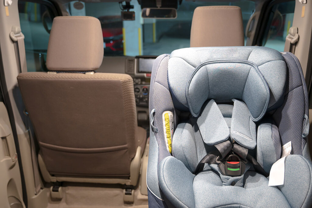 swivel_car_seat_in_a_car