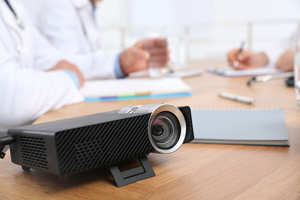 videoprojecteur 4k projecteur sur la table