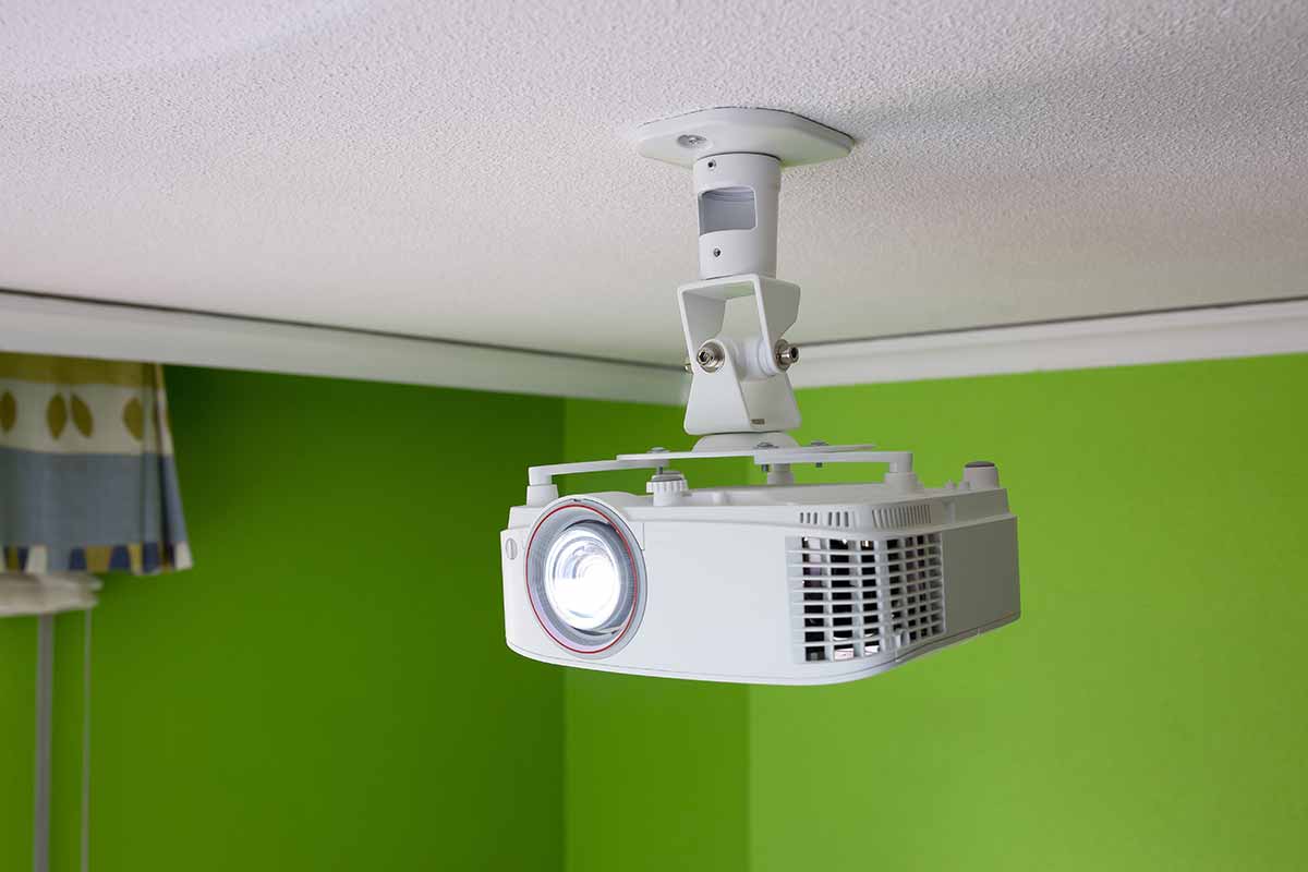 videoprojecteur 4k projecteur suspendu du coin d'une chambre verte