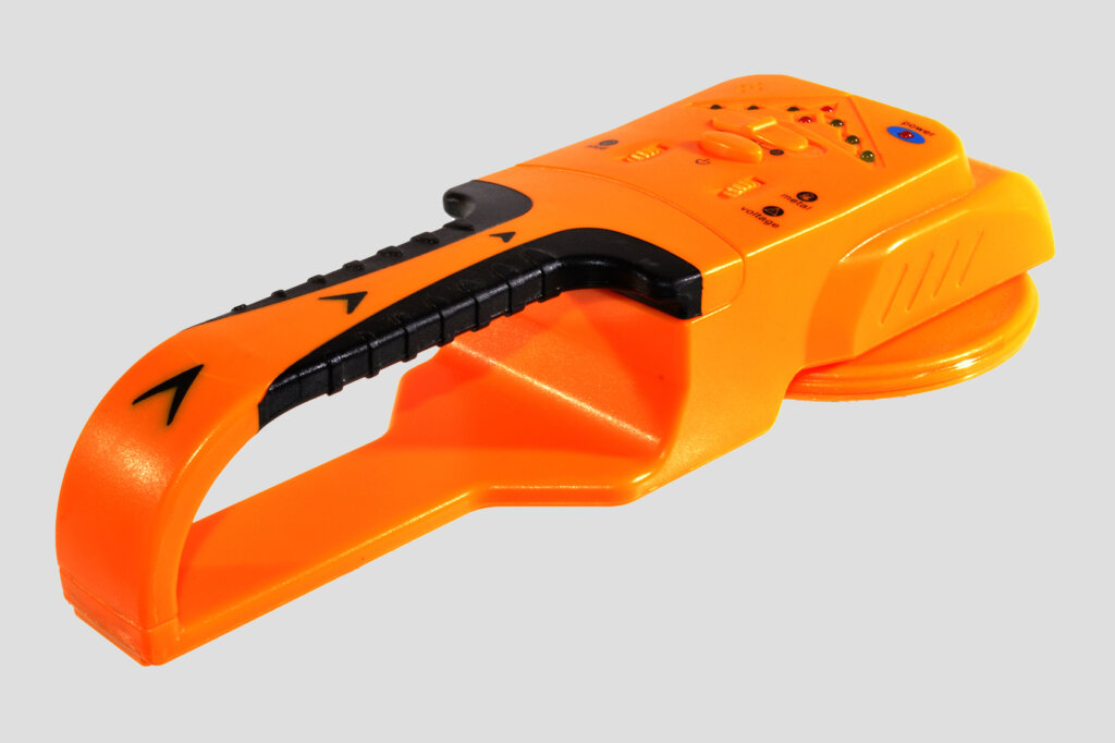 Traceur de fil orange sur fond blanc