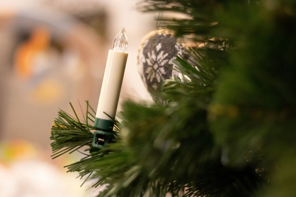 Bougie dans un sapin artificiel